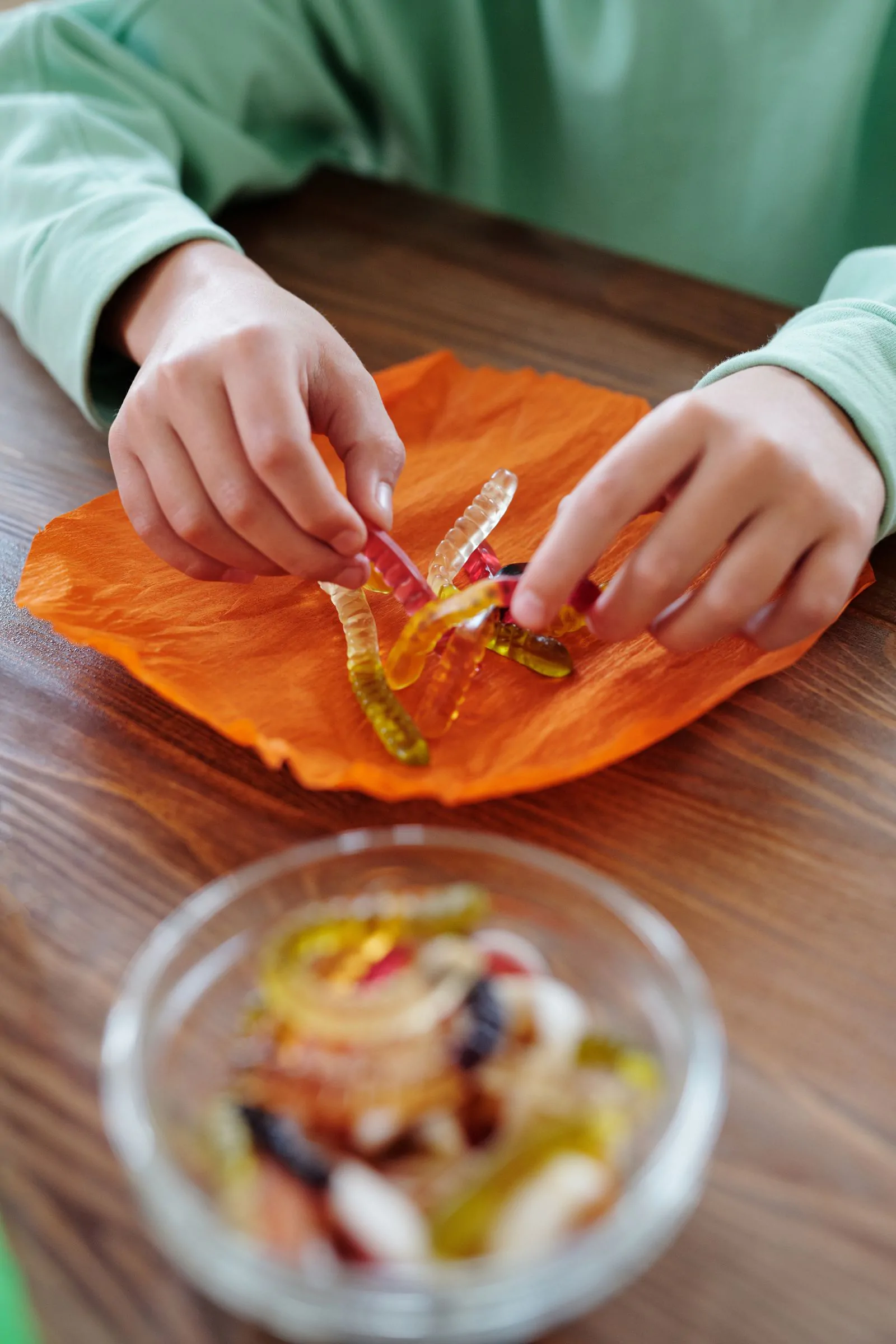 Trick-or-treat candy sorting game for kids