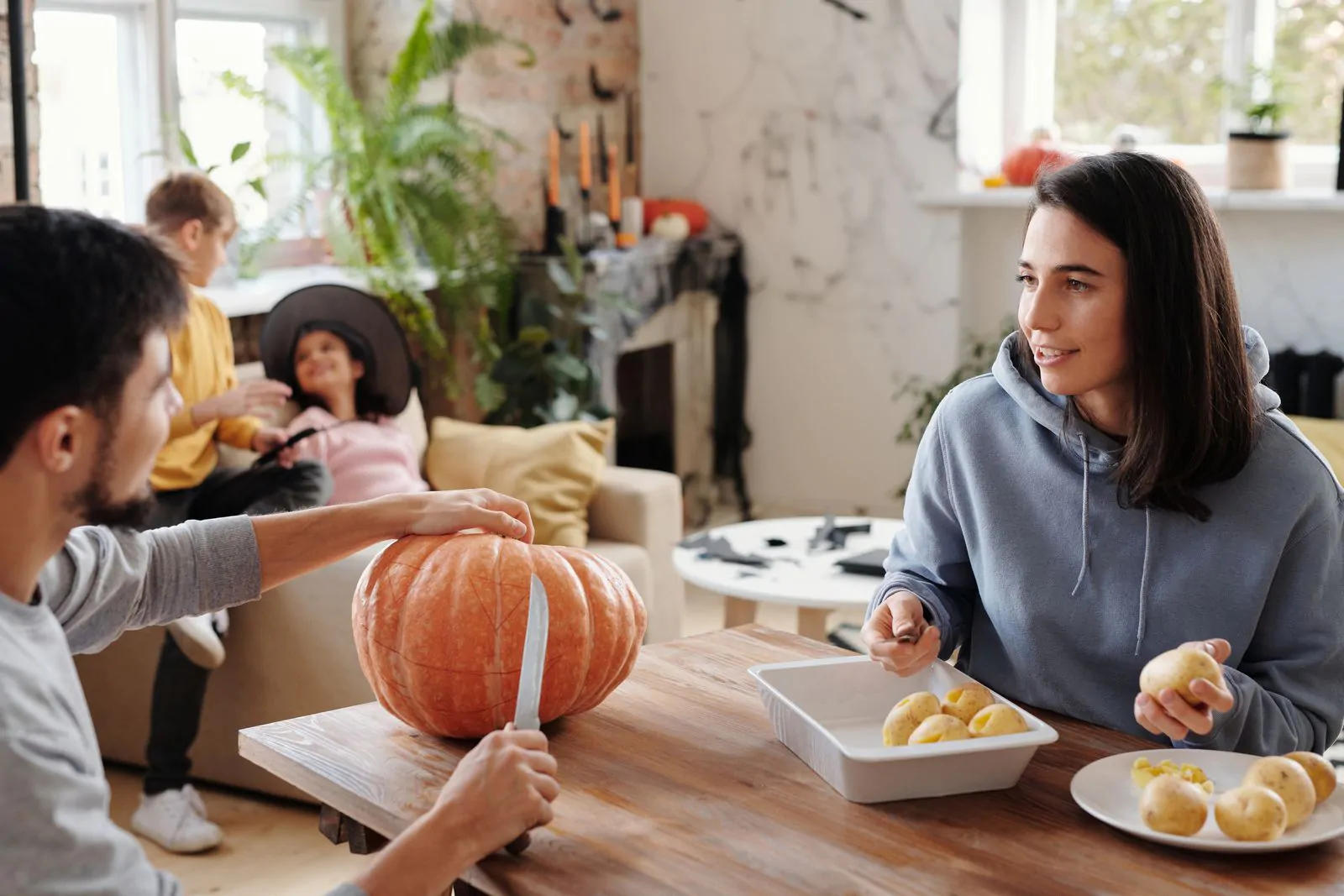 Family pumpkin carving — Halloween crafts for kids