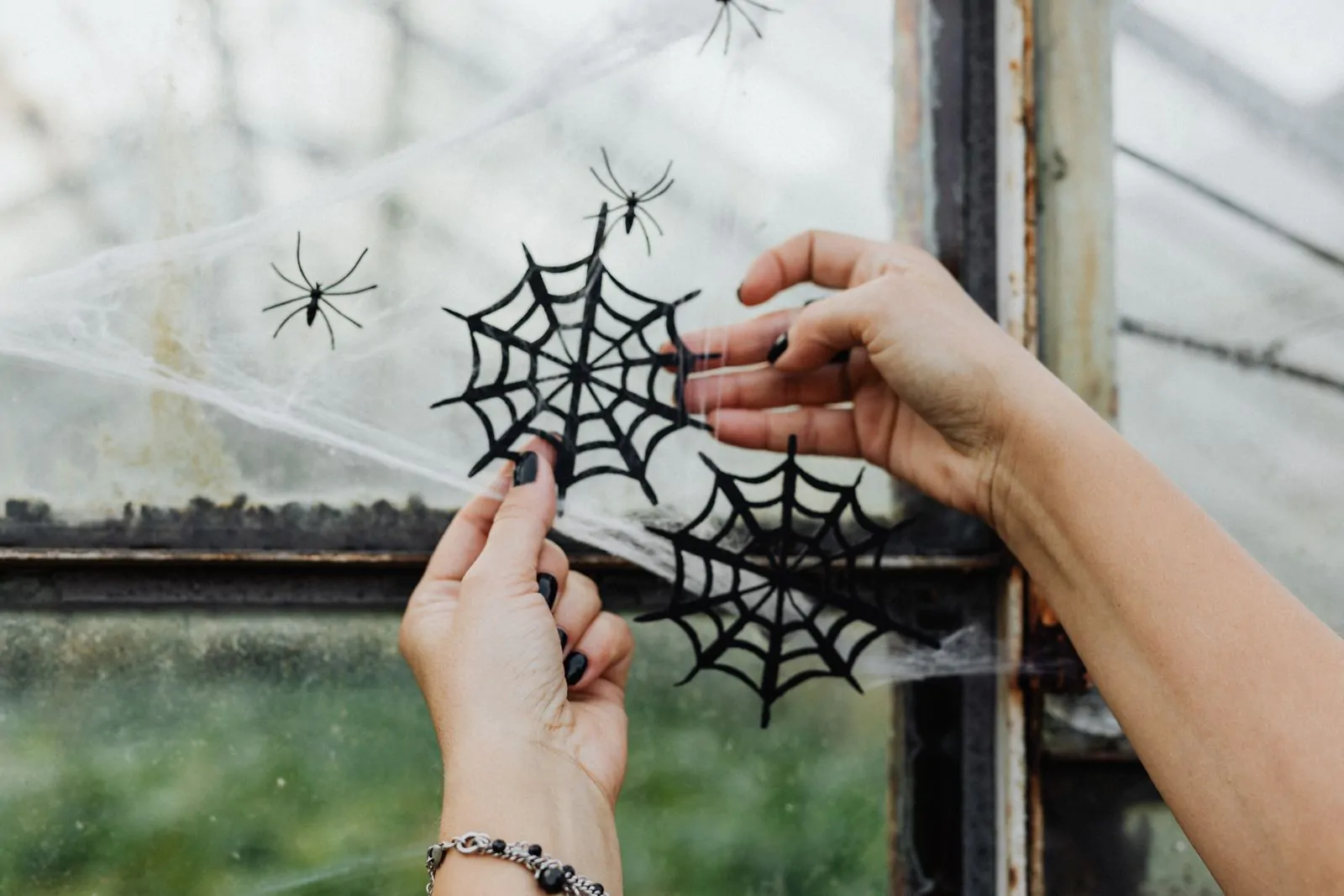 DIY Halloween window decorations for kids