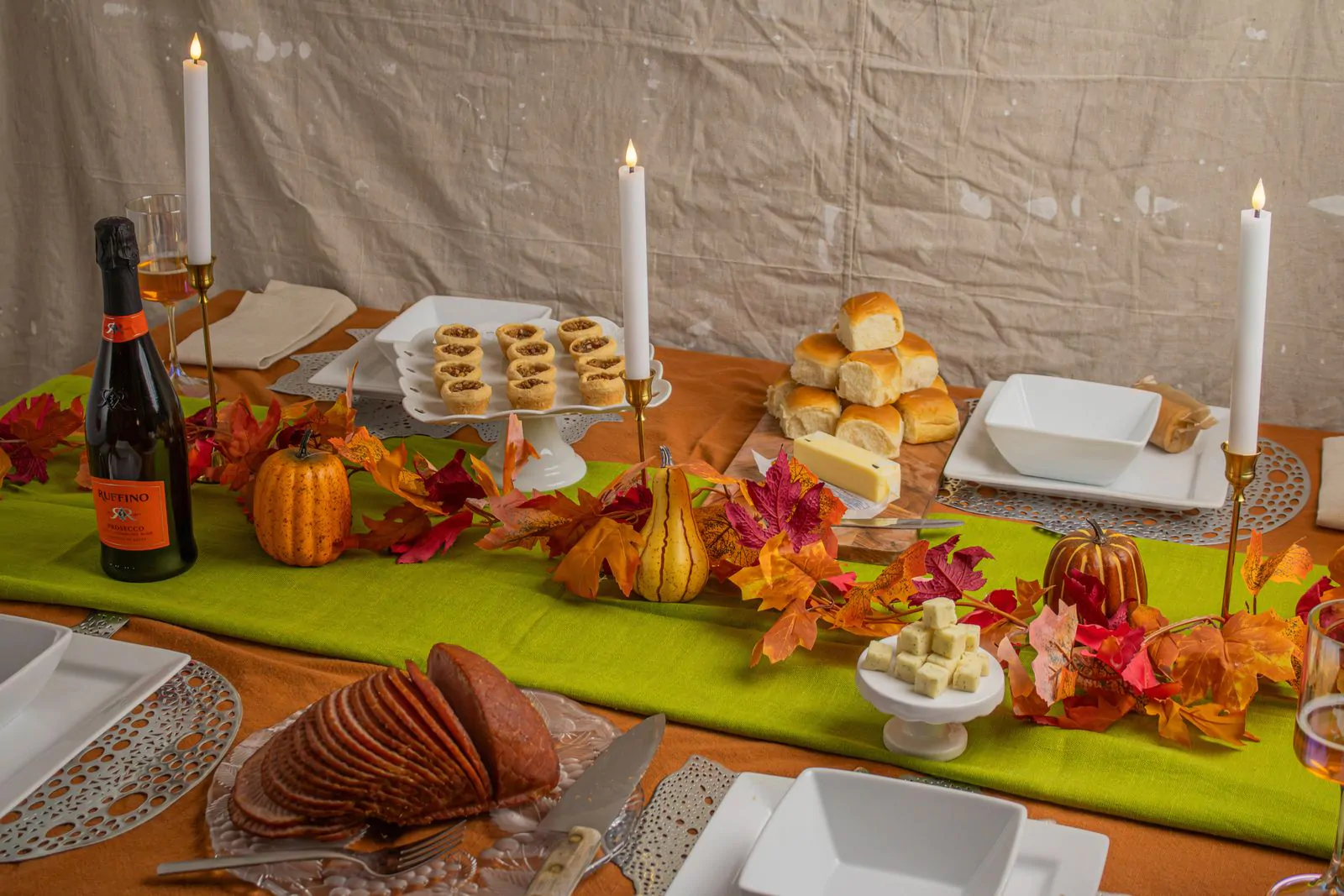 Thanksgiving dinner table wallpaper
