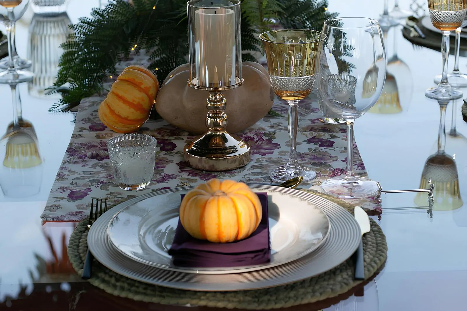 Thanksgiving table decor wallpaper